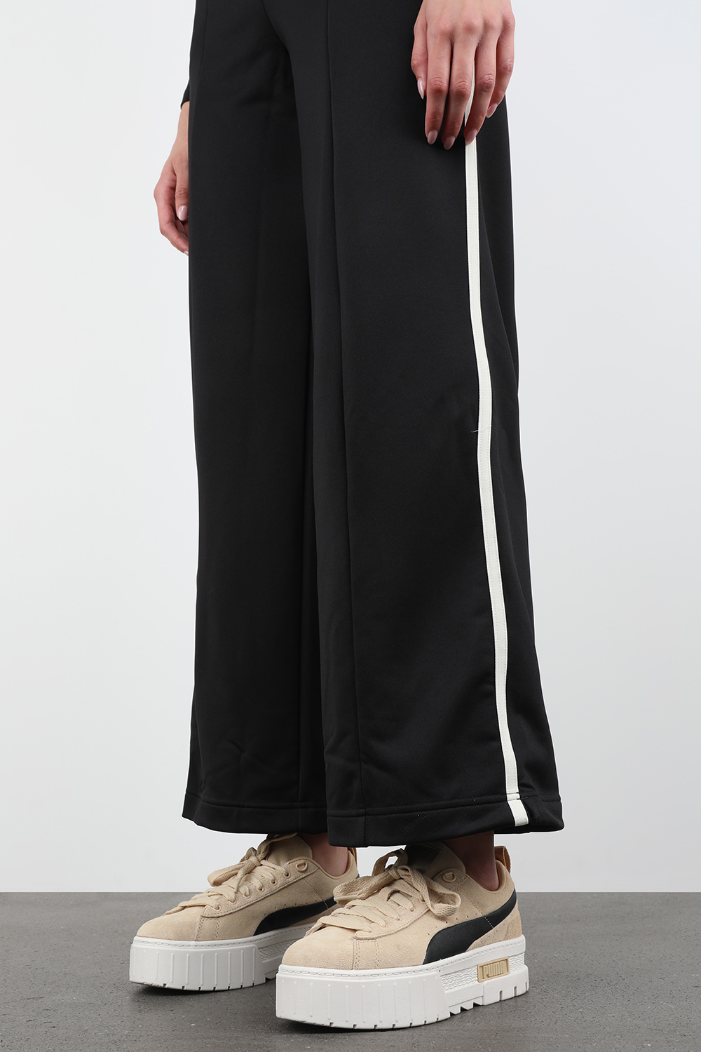 תמונת כל הלוק של נעלי סניקרס מאייז פיוז׳ן מעור זמש בצבע קאמל